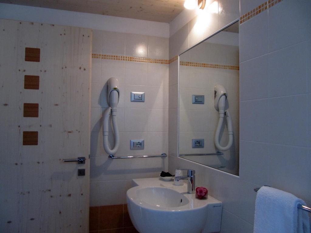 Affittacamere Famiglia Ceschini Tesero Quarto foto